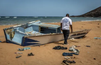 Seorang anggota Organisasi Internasional untuk Migrasi memeriksa puing-puing kapal yang terbalik di lepas pantai Djibouti pada 12 April 2026.