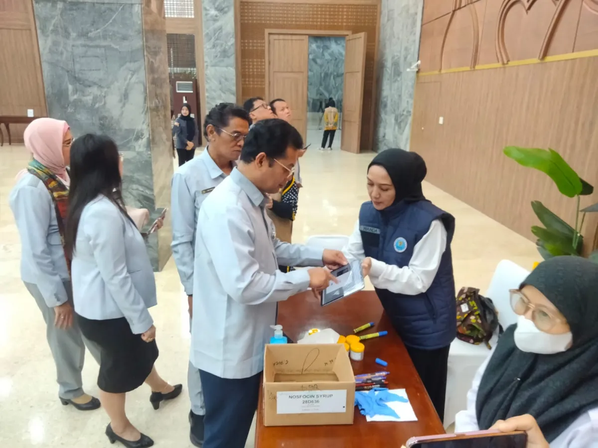 Tes urine sebagai bagian dari sosialisasi hidup sehat di lingkungan kerja Setjen DPR RI.