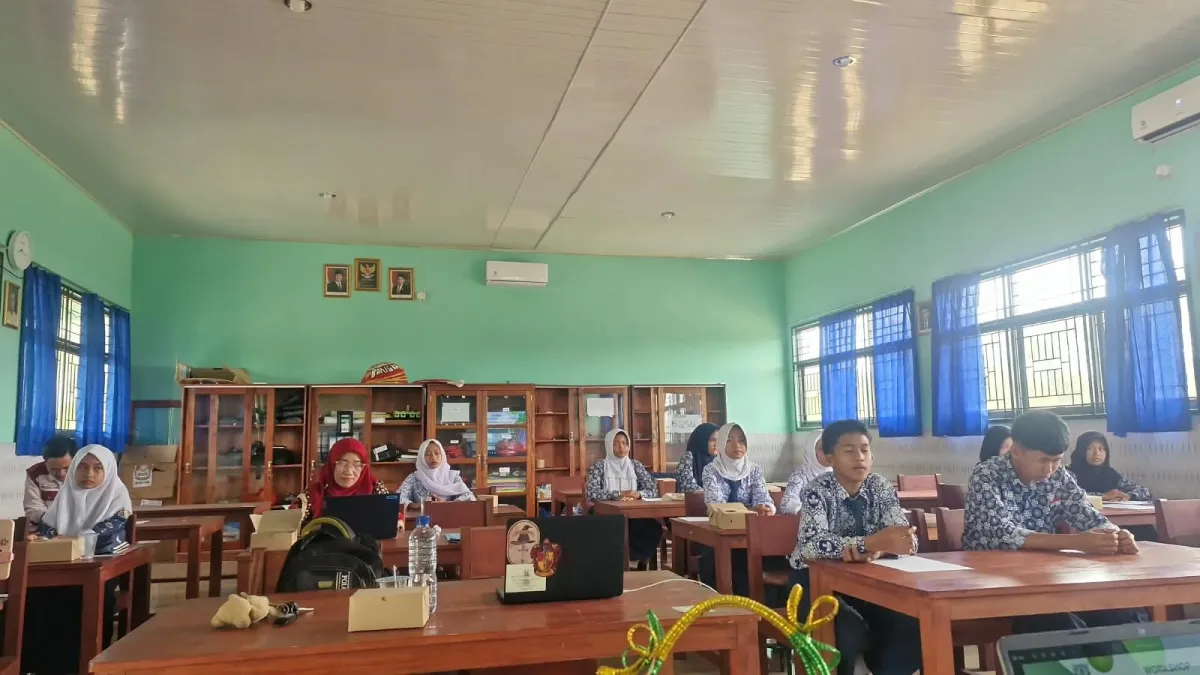 Kegiatan membaca aktif dan menulis kreatif bagi guru dan pelajar di SMPN 7 Toboali (Foto: Iyek Aghnia).
