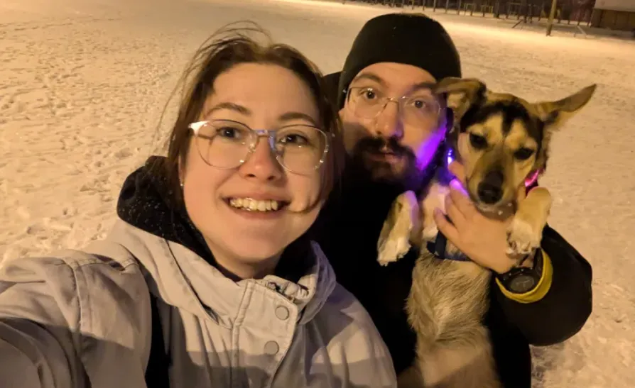 Masha dan Danylo Yivzhenko berfoto selfie dengan anjing mereka, Jessie, dalam foto tanpa tanggal.
