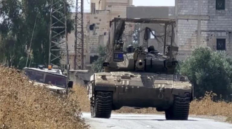 Pasukan Israel berpatroli di desa dengan tank sambil menggerebek di daerah pemukiman dan menembakkan tembakan untuk mengganggu area terbuka di pedesaan Quneitra, Suriah selatan, 8 Oktober 2026.