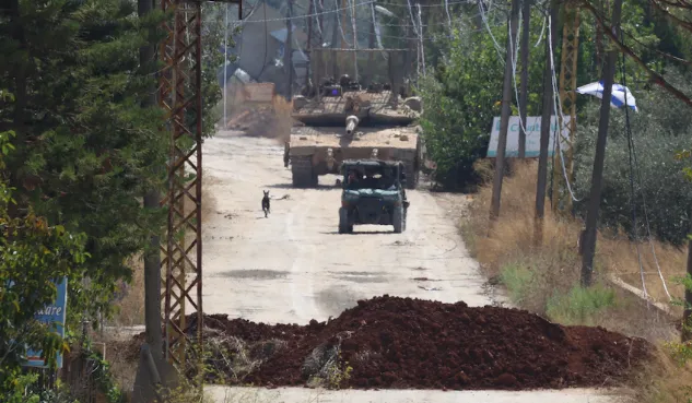 Tank tempur utama Merkava militer Israel terlihat di sepanjang pintu masuk barat kota Khiam di provinsi Nabatieh, Lebanon selatan, pada 22 September 2026.