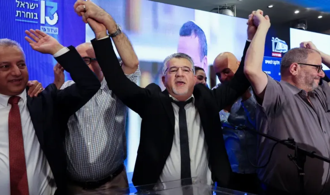 Pemimpin Daftar Gabungan, Yousef Jabareen, menanggapi hasil jajak pendapat di markas pemilihan partai di Nazareth, Israel utara, pada 27 Oktober 2026.
