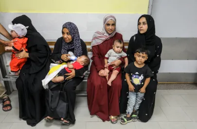 Para perempuan Palestina menunggu perawatan untuk anak-anak mereka di sebuah klinik Rumah Sakit Nasser di bawah keterbatasan pasokan medis dan kondisi yang sulit di Khan Yunis, Gaza pada 11 September 2025.