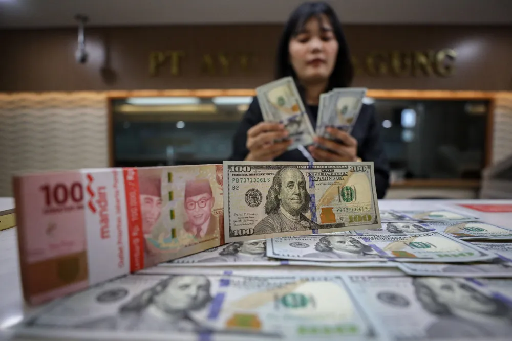 Rupiah Melemah dan Dekati Level Rp17.000 per Dolar AS pada Awal Pekan Ini
