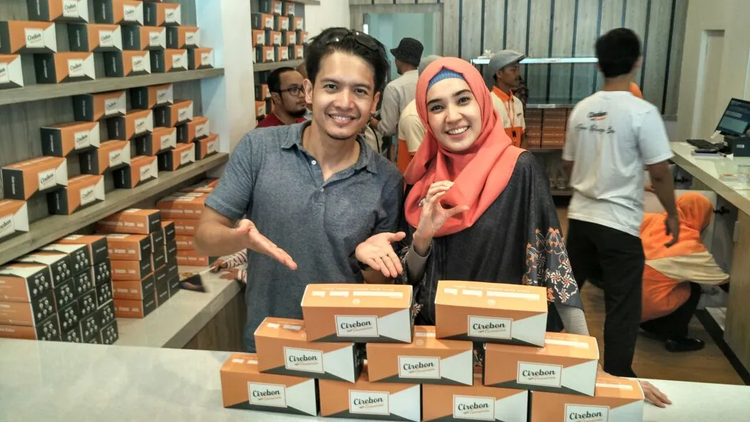 Dhini Aminarti dan Dimas Seto Resmikan Toko Kue Cirebon Cinnamon di Kota Cirebon