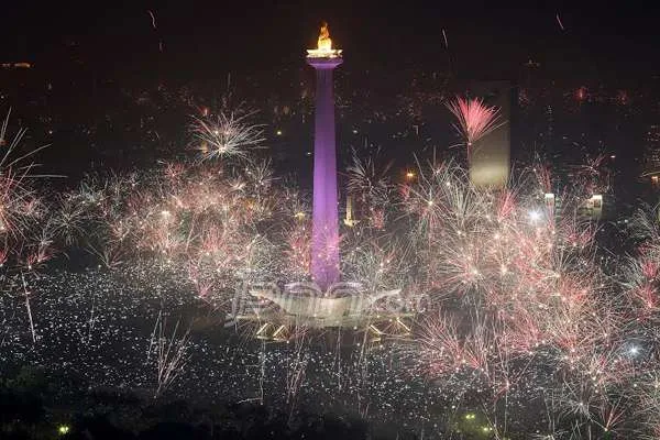 Monas Tetap Ramai Dikunjungi Warga Saat Malam Tahun Baru